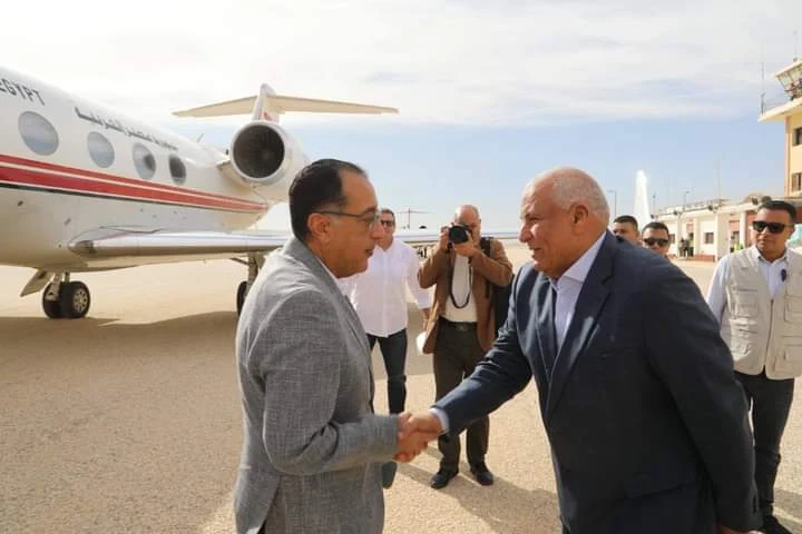رئيس الوزراء داخل مطار الخارجة الجوي رئيس الوزراء داخل مطار الخارجة الجوي