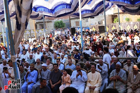 جموع من المواطنين لحضور الحفل