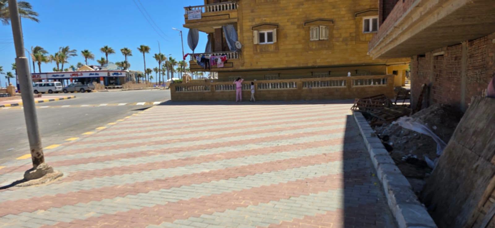 الرصف بالانترلوك بين الوحدات السكنية بمصيف بلطيم