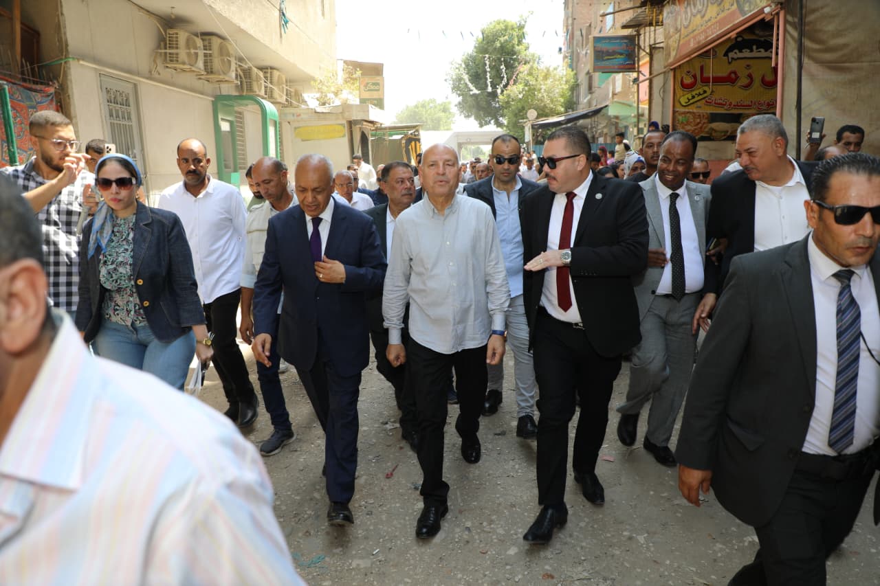 محافظ القاهرة يجري جولة تفقدية بعزبة الوالدة محافظ القاهرة يجري جولة تفقدية بعزبة الوالدة