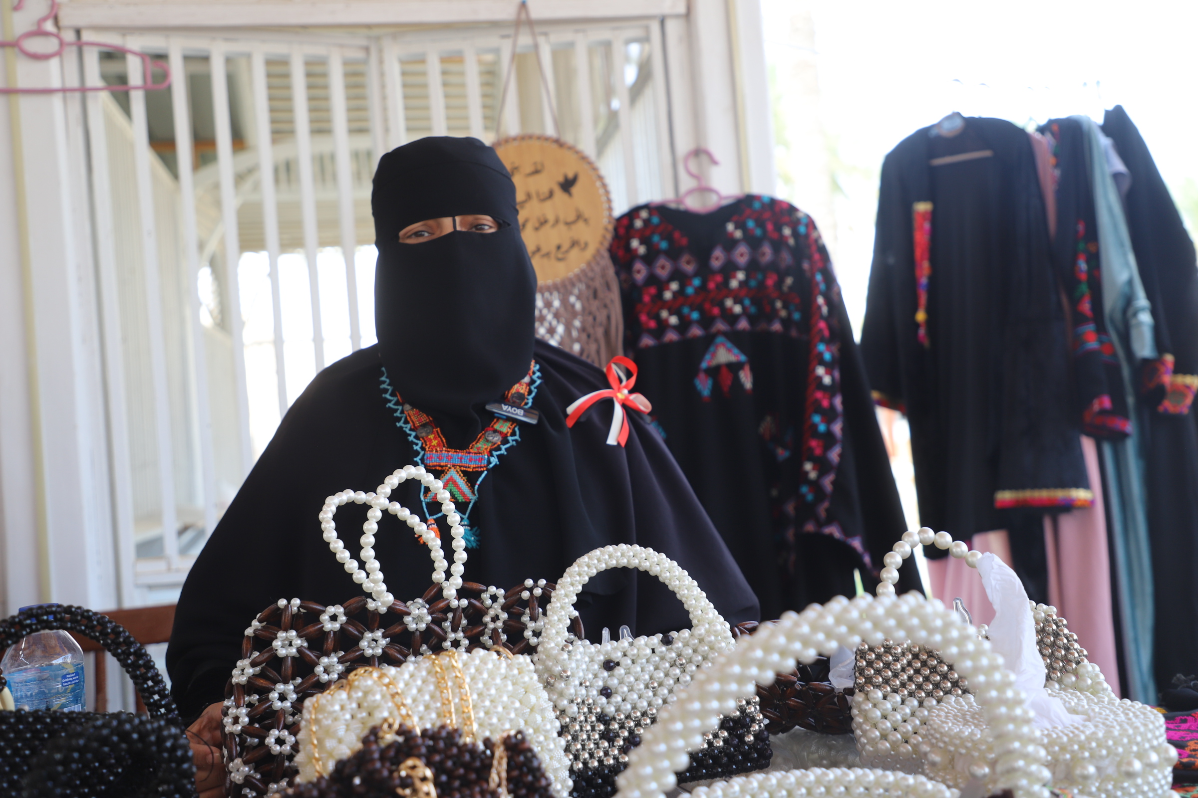 احدي المشاركات في المعرض امام إنتاج أناملها