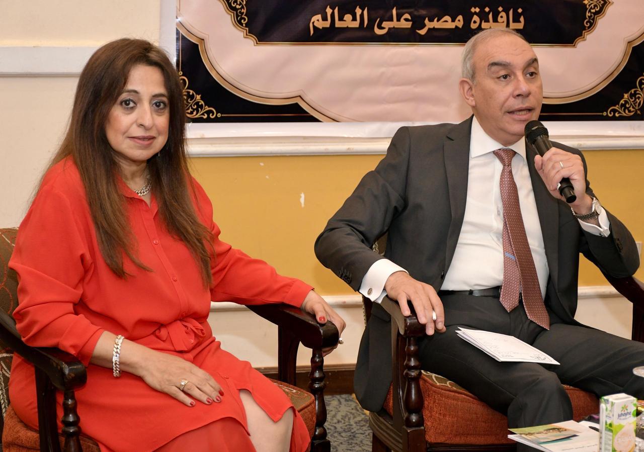 جانب من الندوة (1)