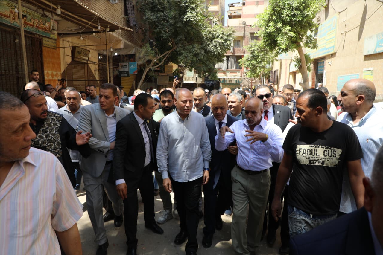 المحافظ يتفقد الخدمات بعزبة الوالدة المحافظ يتفقد الخدمات بعزبة الوالدة