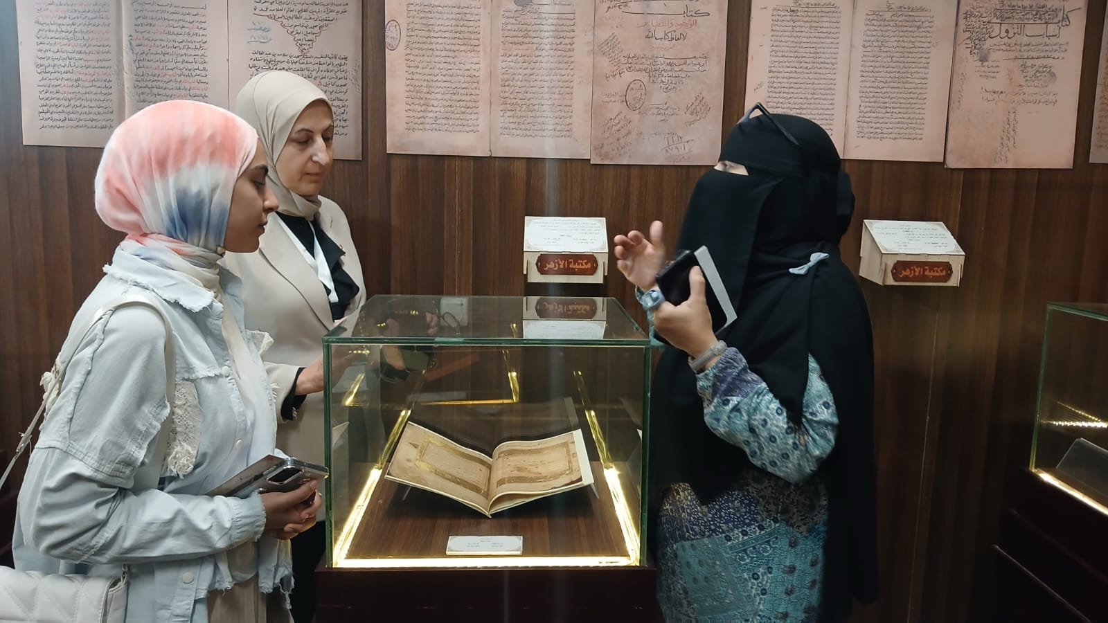 تقديم الشرح لرواد معرض مكتبة الاسكندرية تقديم الشرح لرواد معرض مكتبة الاسكندرية