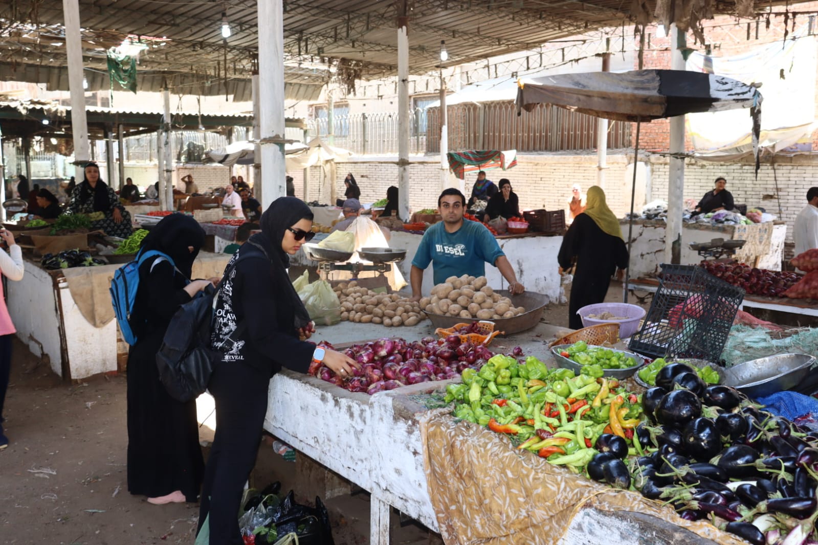 تسكين الباعة بالسوق الحضاري