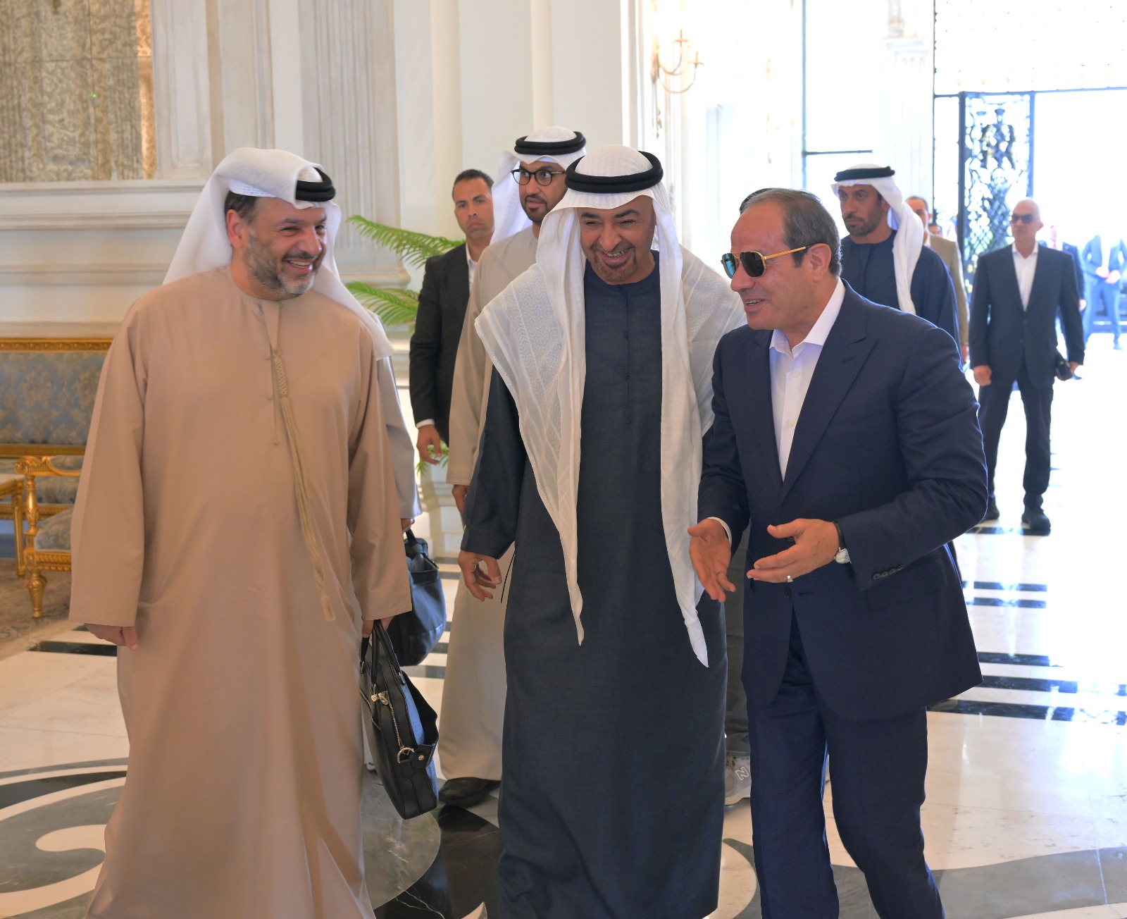 الرئيس السيسى يودّع الشيخ محمد بن زايد بمطار العلمين  (1)