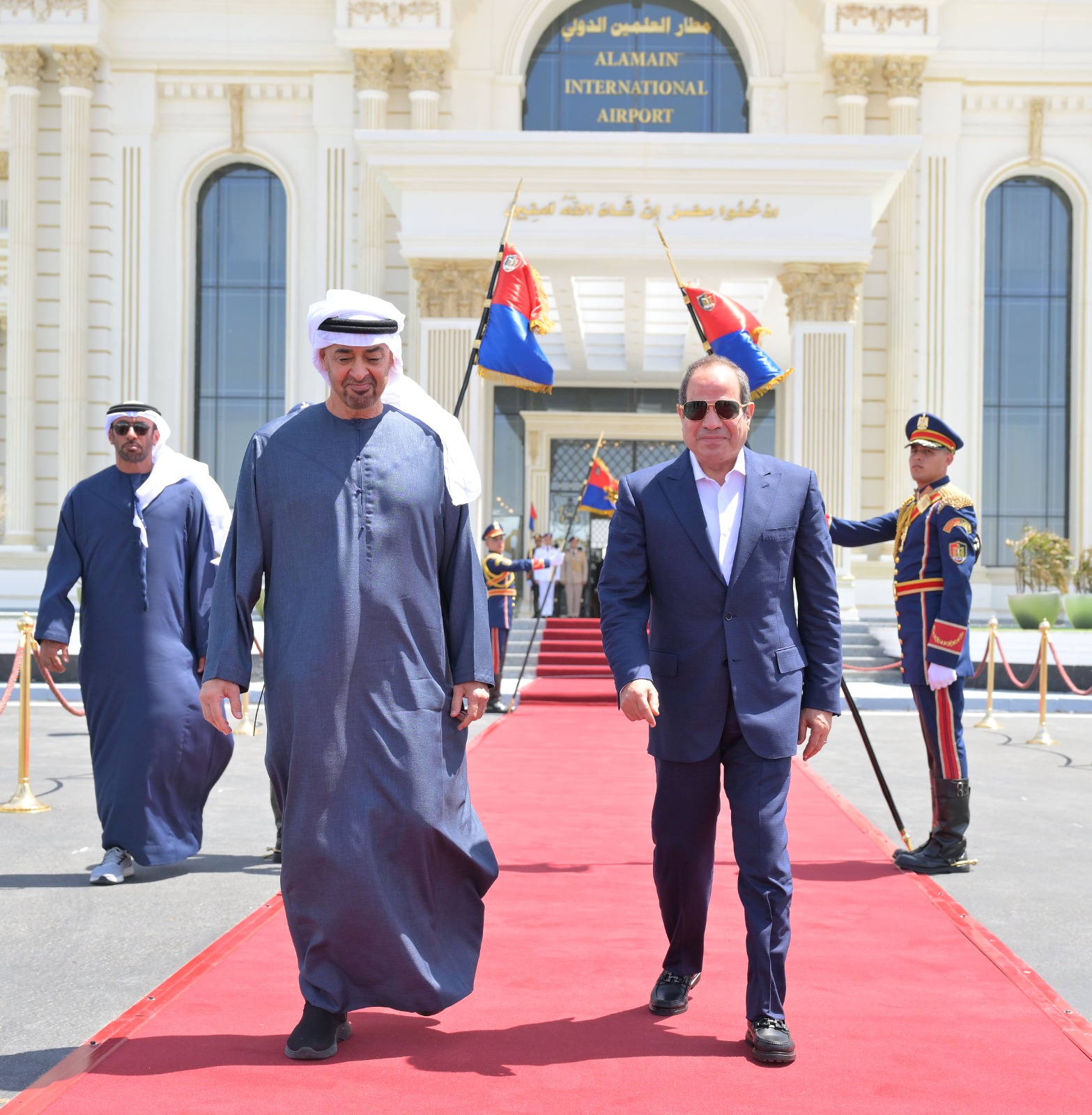الرئيس السيسى يودّع الشيخ محمد بن زايد بمطار العلمين  (2)
