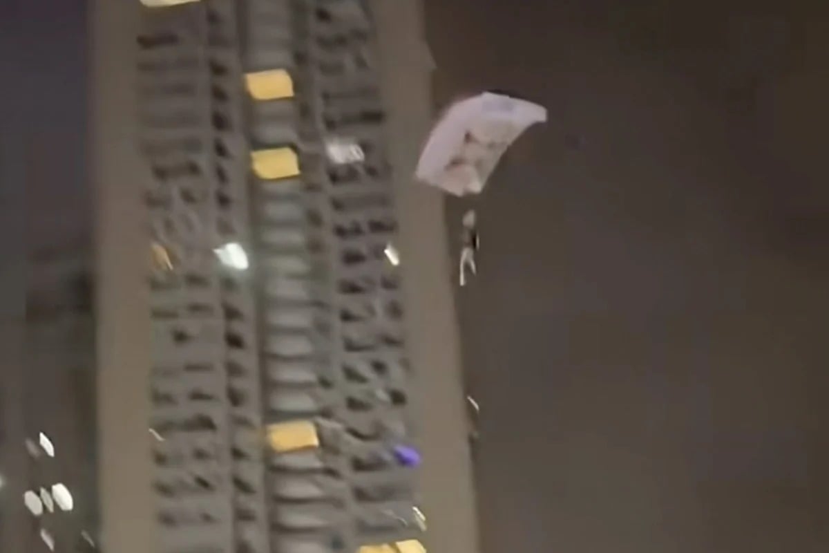 الشاب يقفز بين المباني