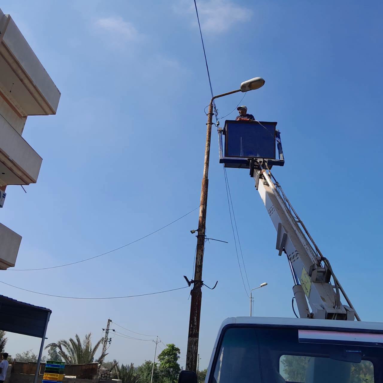 تبديل الكشافات وصيانة الاعطال الكهربائية