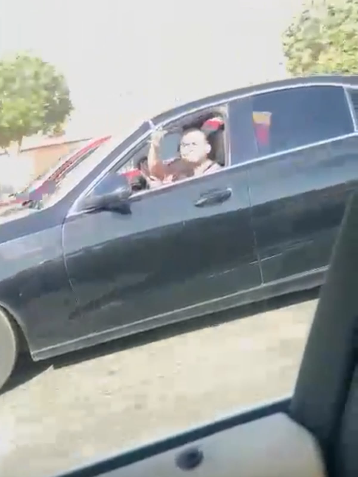 سيدة تتهم قائد سيارة بتهديد حياتها وسبّها أمام طفليها (2)