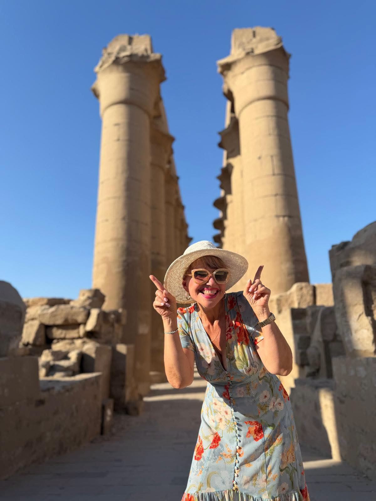 بهجة أجنبية خلال زيارتها لمعبد الأقصر