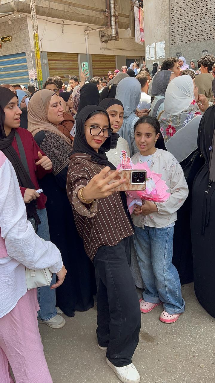 صور تذكارية بين الطالبات صور تذكارية بين الطالبات