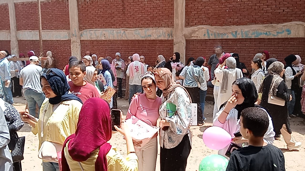 فرحة الطالبات بماراثون الثانوية العامة