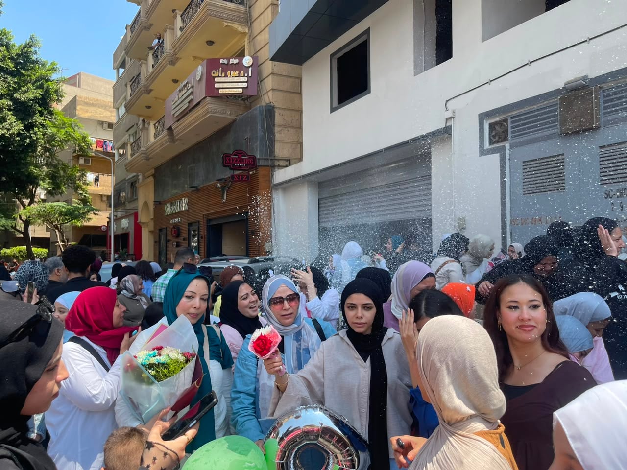 بالفوم والورود.. احتفالات طالبات الثانوية العامة بعد آخر امتحان 