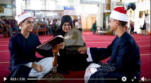 والدة المتسابقين معهم 
