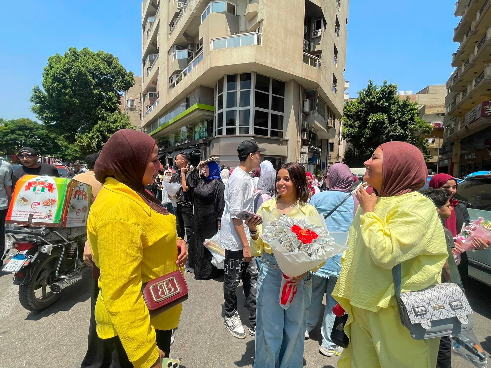 هدية فتاة لأختها بعد آخر امتحان بالثانوية العامة ‎