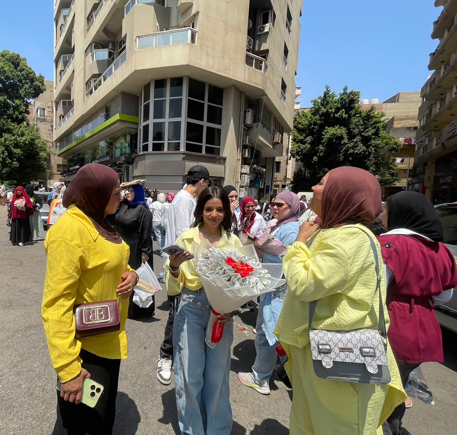 بوكيه بـ5 آلاف جنيه.. هدية فتاة لأختها 