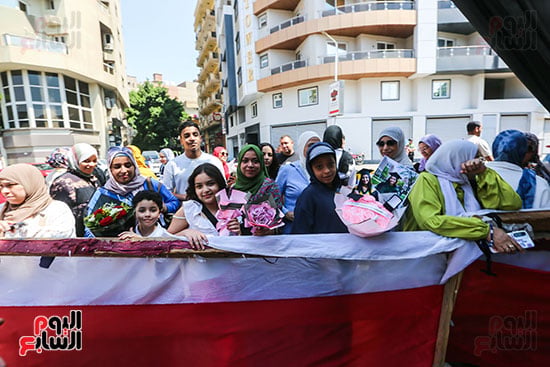 انتظار أولياء الأمور لخروج الطلبة