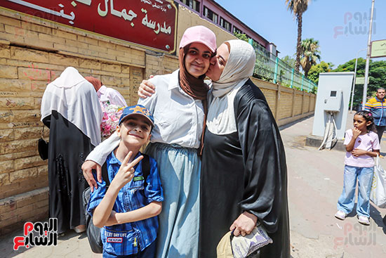 بالقبلات سيدة تحضن ابنتها