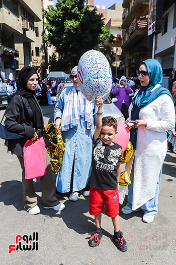 اسلرة تنتظر خروج الطالبات