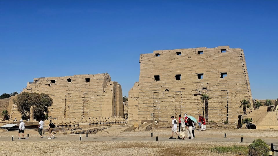 توافد السياح على معابد الكرنك بوسط الأقصر