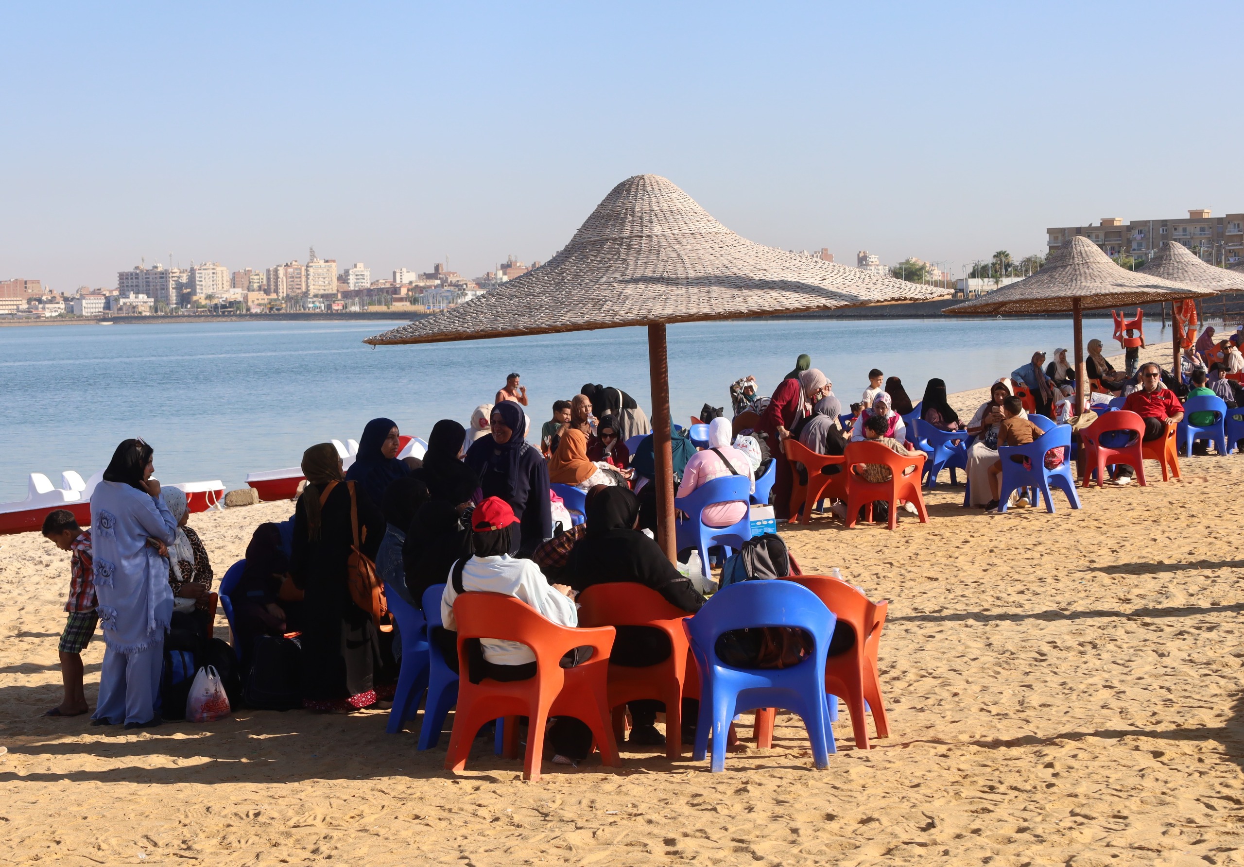 الزائرين على الشاطئ الزائرين على الشاطئ
