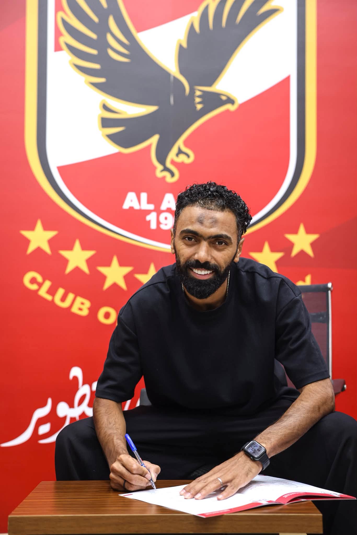 حسين الشحات يوقع على عقود التجديد