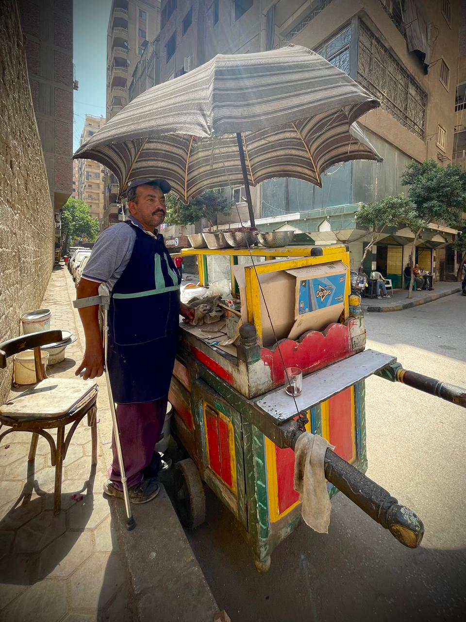 عم حمدي يكافح على عربة فول معتمدا على العكاز