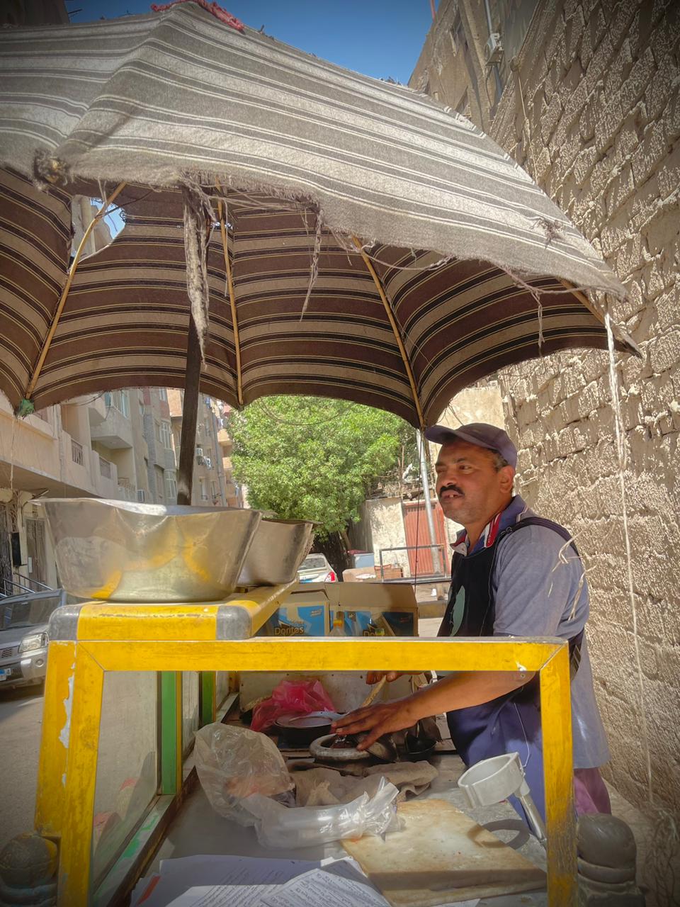 حمدي يقف على عربة فول بالعكاز من أجل أسرته