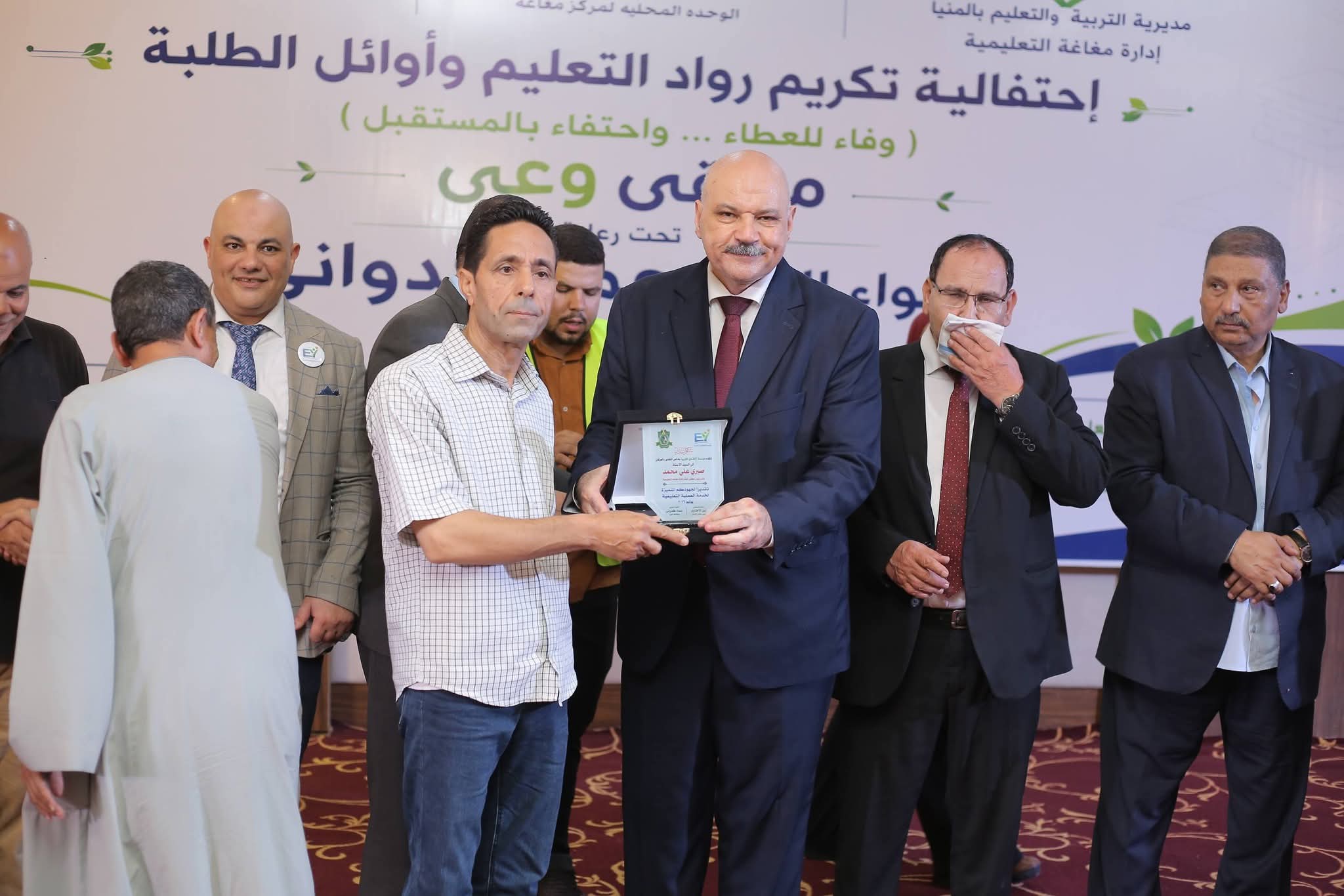 تكريم رواد التعليم وأوائل الطلاب بالمنيا (9)