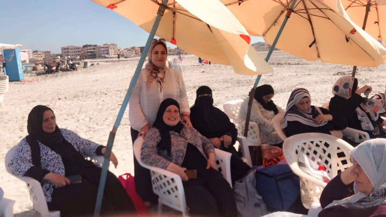 جانب من الاجواء على شاطئ المصيف ببلطيم