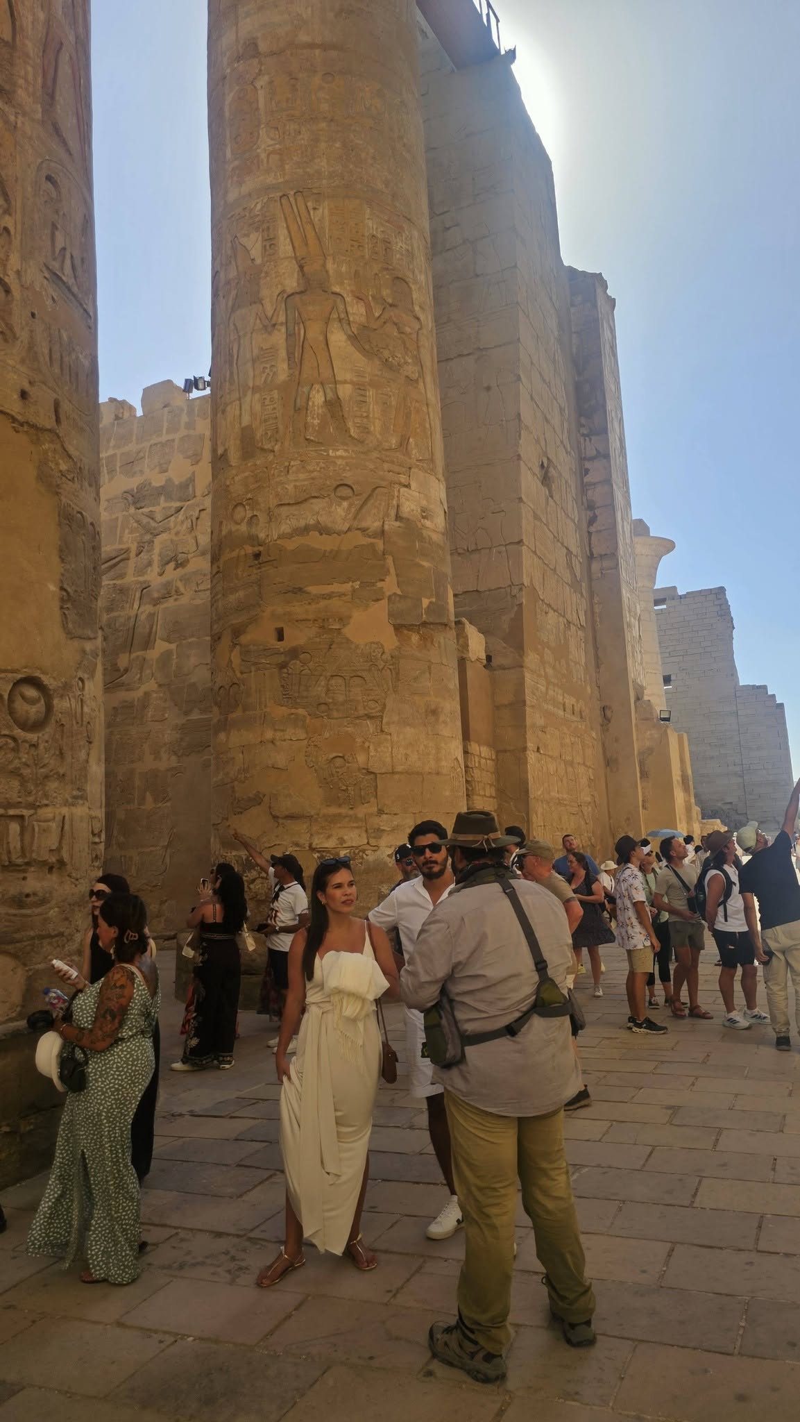 استمتاع السائحين فى قلب صالة الأعمدة الكبرى بالكرنك استمتاع السائحين فى قلب صالة الأعمدة الكبرى بالكرنك