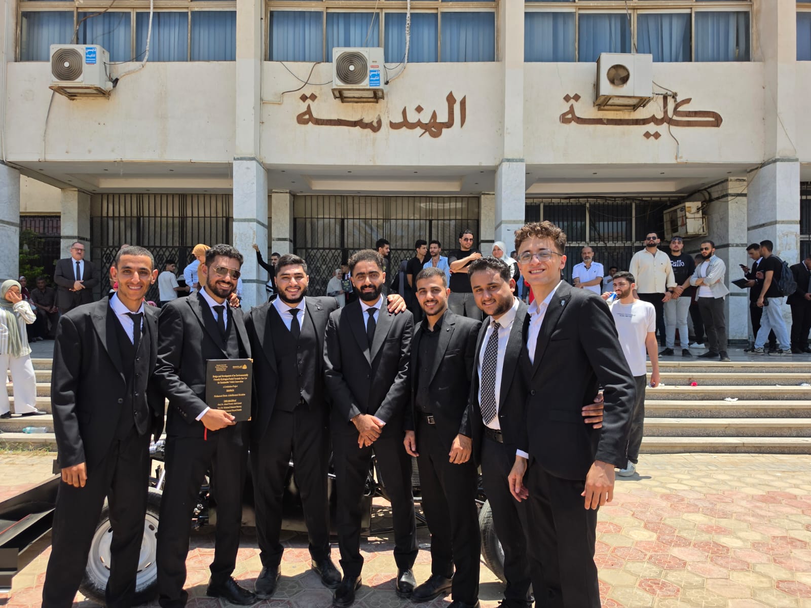 الطلاب أمام الكلية الطلاب أمام الكلية