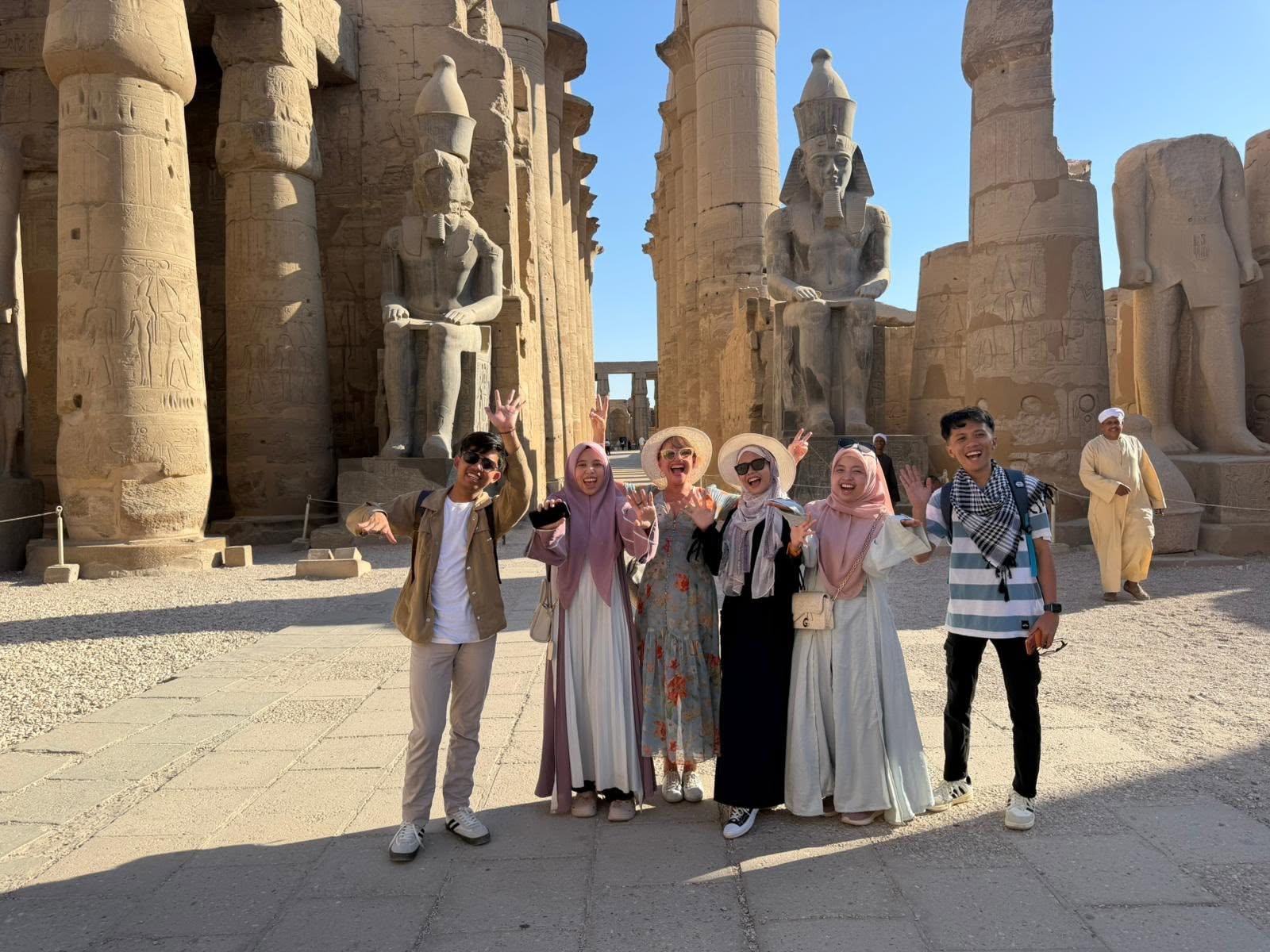 بهجة السائحين من حول العالم بمعابد الأقصر بهجة السائحين من حول العالم بمعابد الأقصر