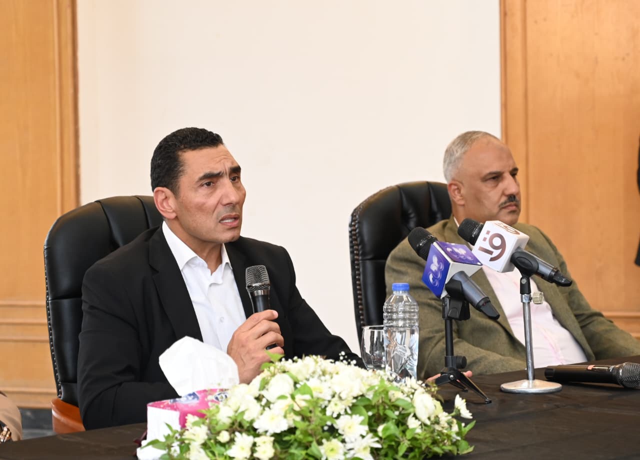 زيارة وزير الشباب والرياضة لنادى الصجفيين  (6)