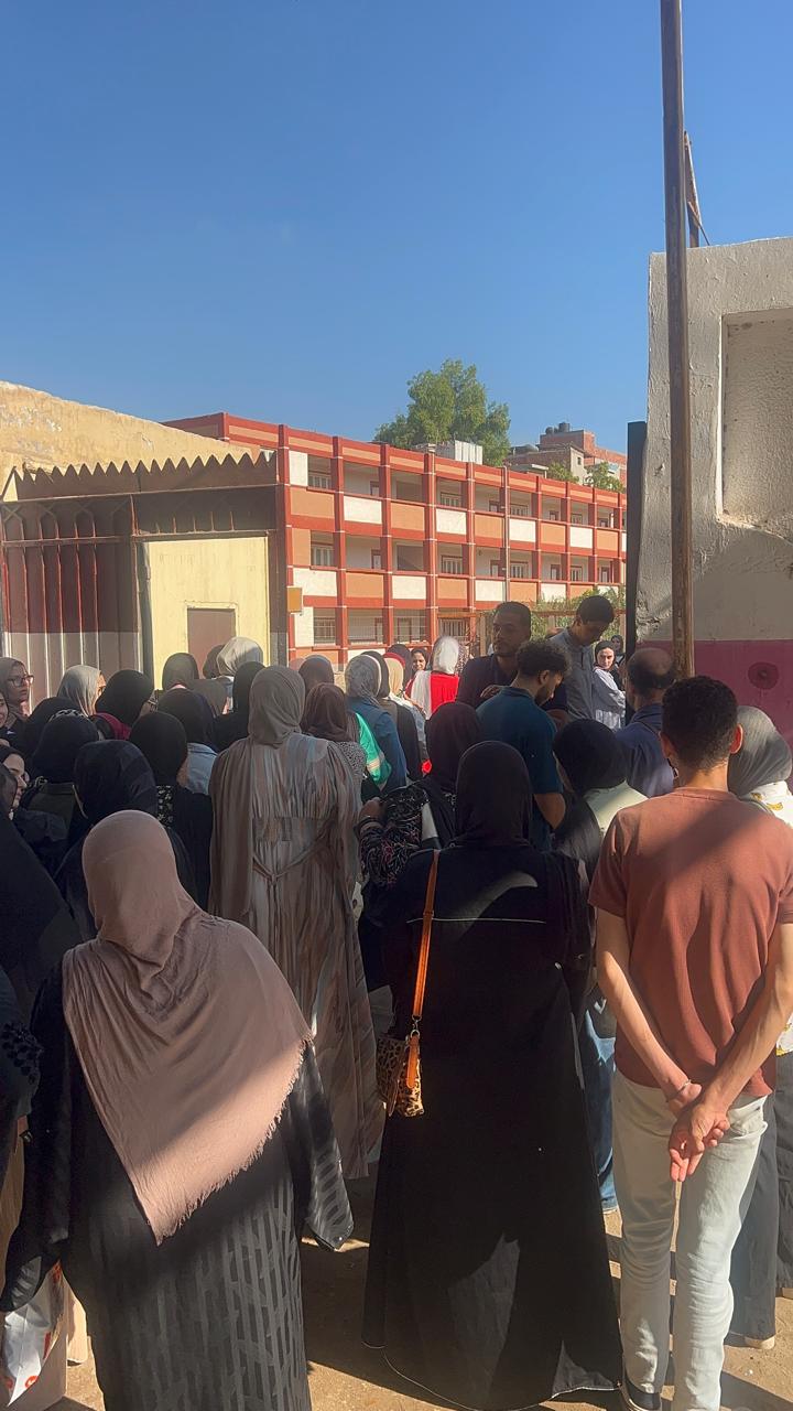 تفتيش الطلاب منعا لتسلل الهواتف المحموله تفتيش الطلاب منعا لتسلل الهواتف المحموله
