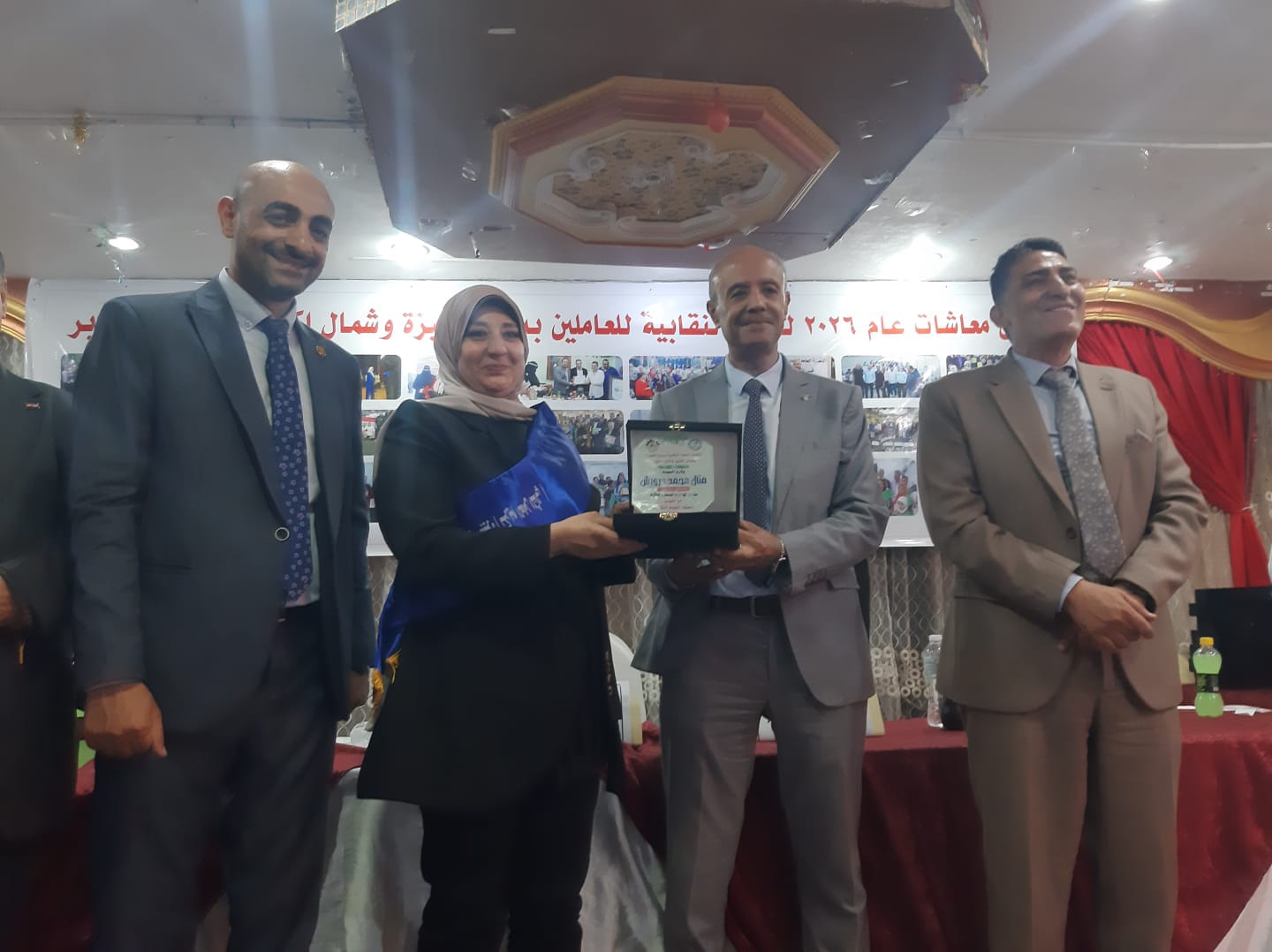 تكريم العامل المثال والمعاشات فى احتفالية بذكرى 30 يونيو تكريم العامل المثال والمعاشات فى احتفالية بذكرى 30 يونيو