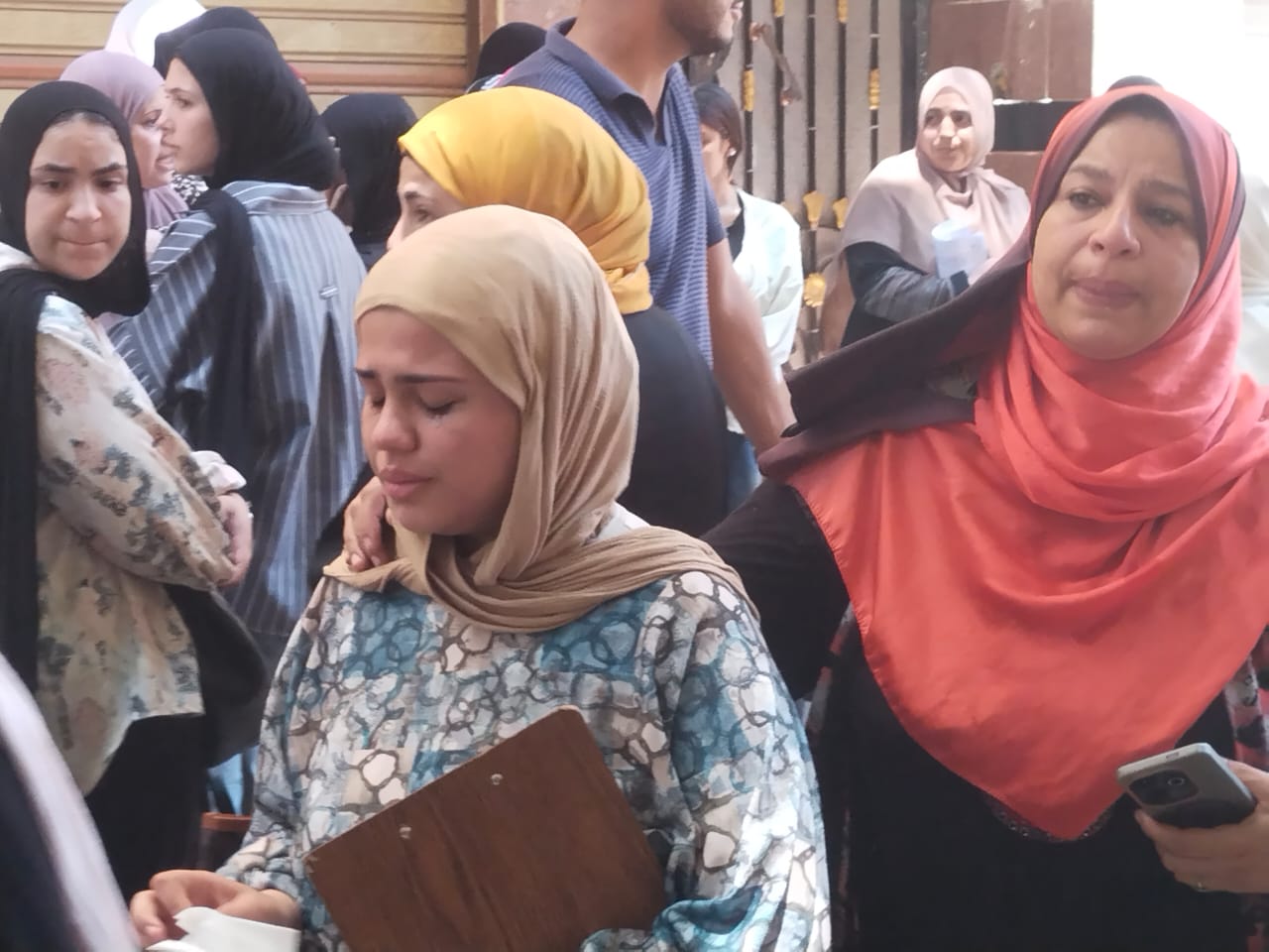 بكاء طالبات الثانوية العامة