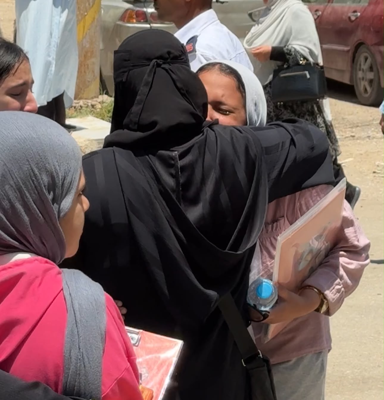 بكاء طالبة عقب خروجها من امتحان مادة الكيمياء