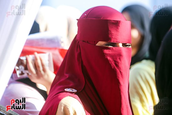 سيدة تنظر دخول نجلتها الامتحان سيدة تنظر دخول نجلتها الامتحان