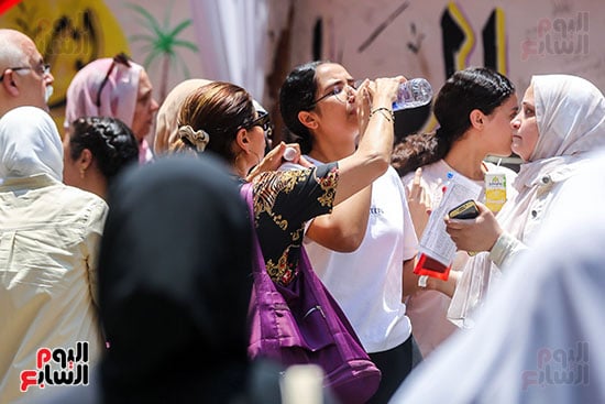 طالبة تشرب المياه بعد الخروج من اللجنة