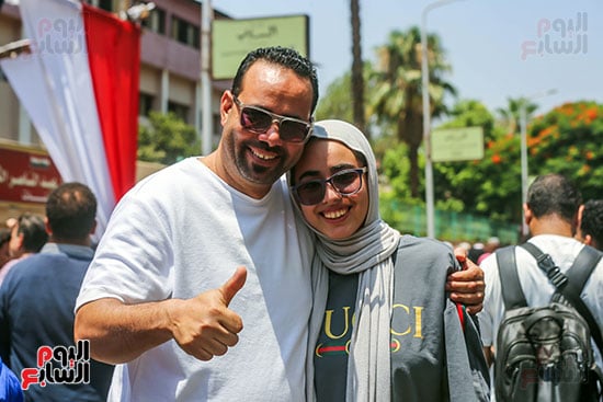 الاشارة بعلامة النصر بعد الخروج من اللجنة