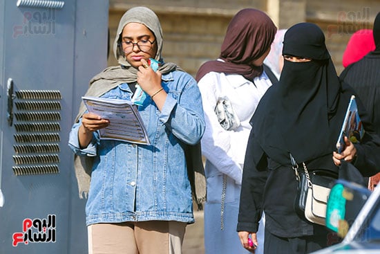 تركيز طالبة قبل الامتحان تركيز طالبة قبل الامتحان