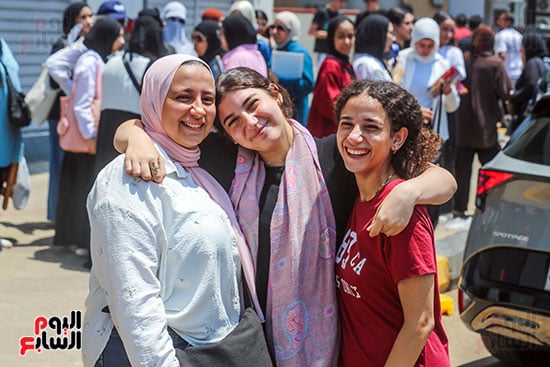 طالبة أدبى وفرحتهم بسهولة الجغرافيا