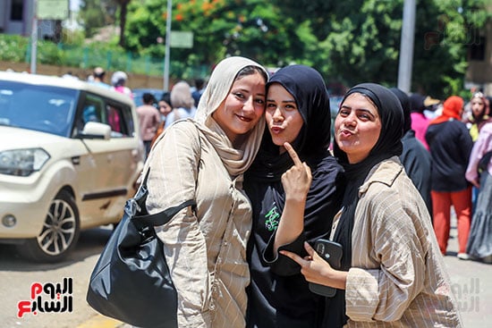 طالبات يعبرن عن فرحتهن