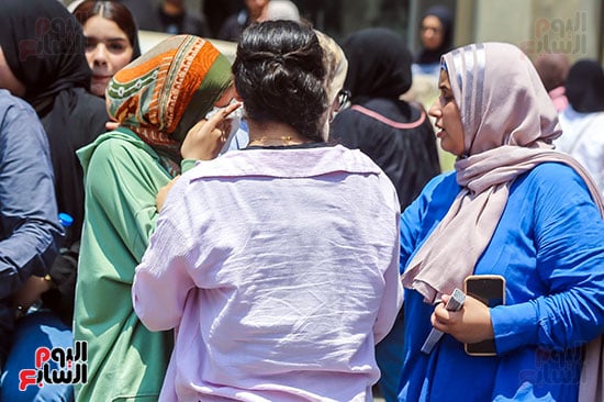 طالبة تمسح دموعها بعد صعوبة الكيمياء