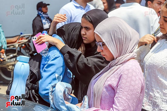 بكاء طالبة لصعوبة امتحان الكيمياء