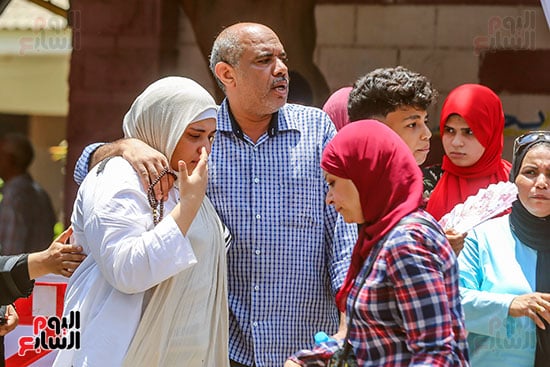 حزن طالبة لصعوبة الكيمياء