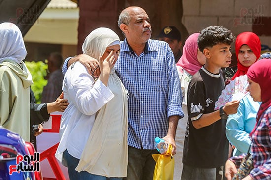 طالبة تمسح دموعها