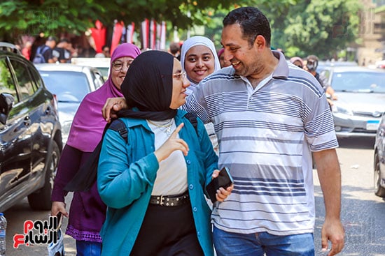 ابتسامة بين اب ونجلته بعد الامتحان